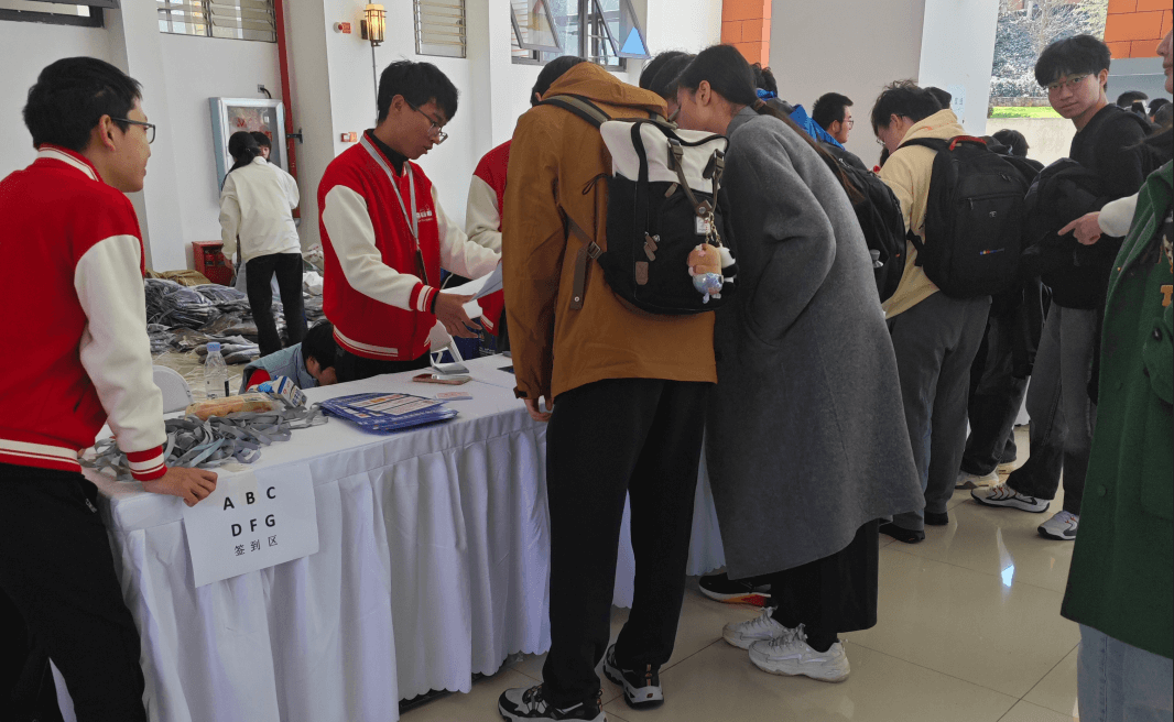 熟悉的背影，他来了