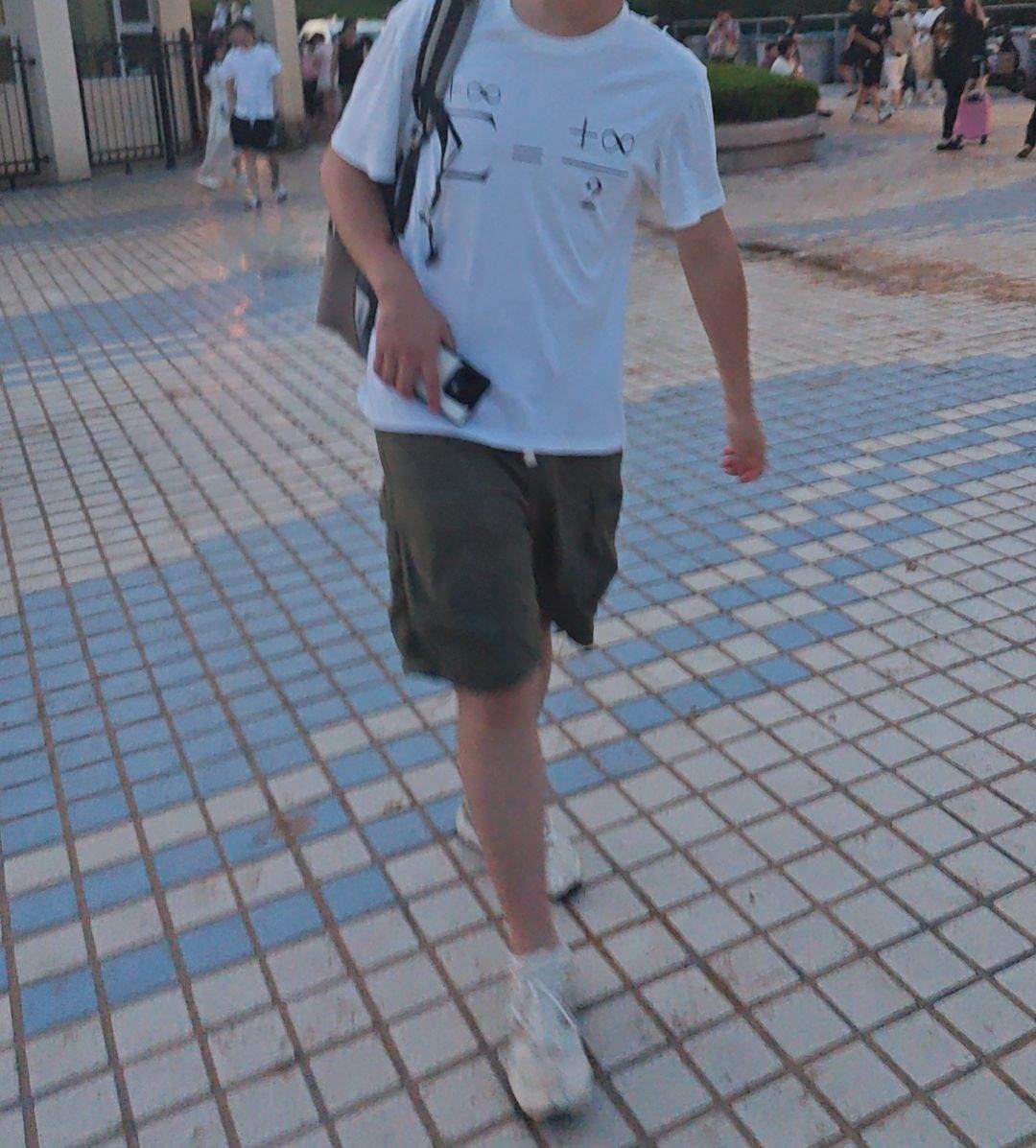 正经酒吧舞大学生谁穿这衣服啊喂